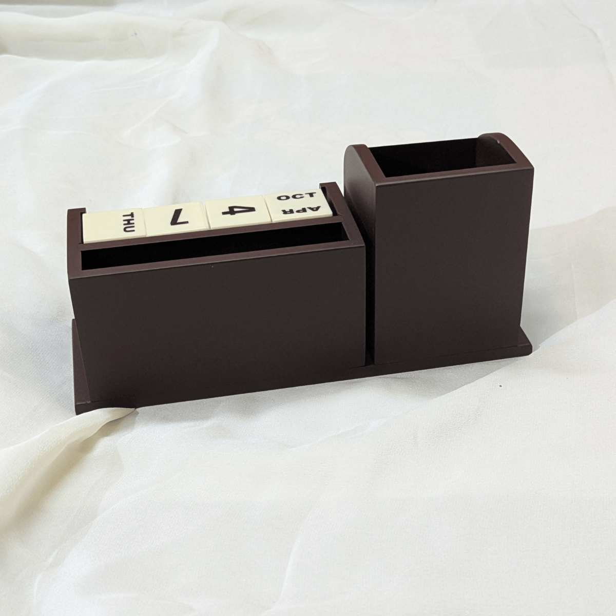 Wooden Cuberoll Penstand Calendar