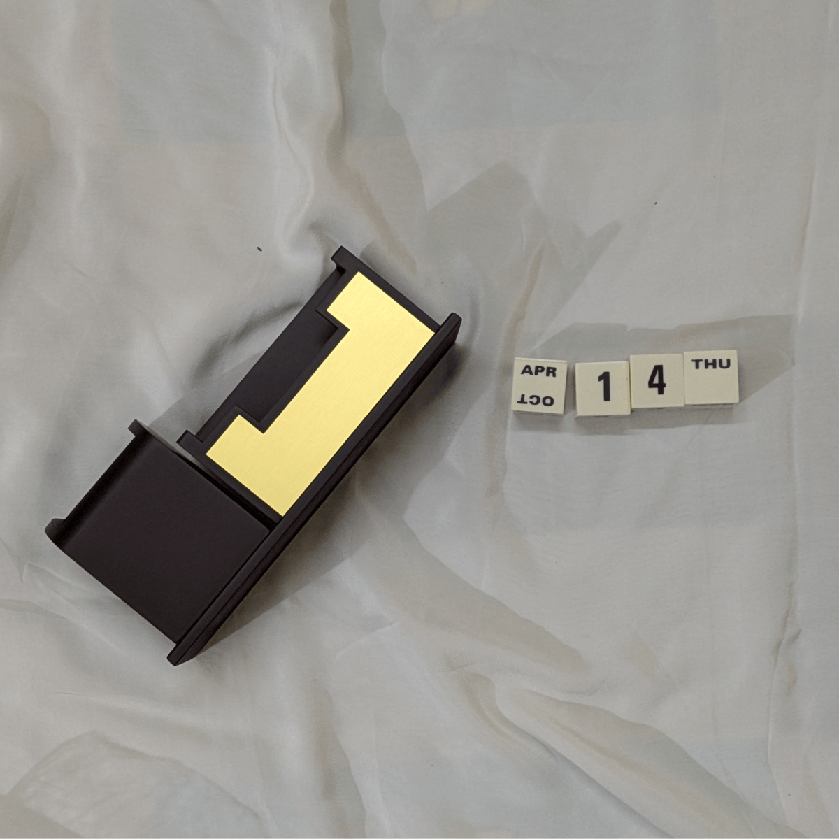 Wooden Cuberoll Penstand Calendar